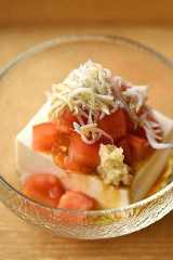 トマトとしらすの冷奴の写真