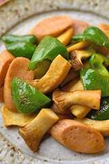 エリンギとピーマン、魚肉ソーセージのカレー醤油炒めの写真