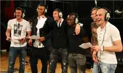 Les joueurs du PSG chantent l'hymne officiel