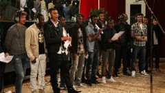 Les joueurs du PSG chantent l'hymne officiel