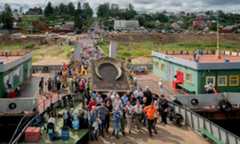 Большой крестный ход с образом Спаса переправляется через Волгу на Романовскую сторону Тутаева. Икона занимает привычное место на корме парома. Фото: Татьяна Никитина