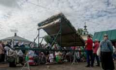 Второй поразительный ритуал — «пролазывание» («припадение под икону»). На крестном ходе икону несут на специально изготовленных носилках с «воротцами» по центру. Во время шествия под ней можно с молитвой пролезть, таким способом поклонившись святому образу. Фото: Татьяна Никитина