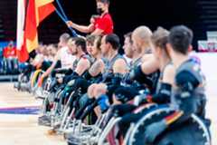 EM 2022 in Paris: Die deutsche Rollstuhlrugby-Nationalmannschaft vor einem Länderspiel beim Line-Up für die Nationalhymne. (Foto: diedrehen/Ottobock, Benjamin Klingebiel)