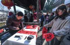 Market selling spring festival goods opens on day of "Lichun" in E China