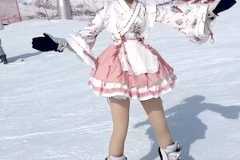 【動画】スカートで滑るコスプレスノーボーダーがスキーヤーと激突する事故。