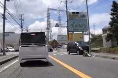 【動画】兵庫の国道176号で横断歩道の少年が軽四にぶっ飛ばされる事故が撮影される。