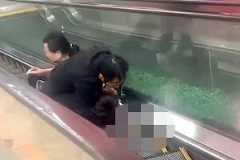 【注意】中国のショッピングモールで最悪な事故が撮影される。