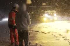 【動画】ノーマルタイヤで奥伊吹スキー場に突撃したバカップルに批判が集まる。