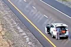 【動画】馬鹿vs馬鹿。高速道路上で停車した車に脇見運転の車が突っ込む事故。