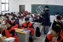 【動画】教室内暴力。授業中に突然椅子を持ち出した生徒が別の生徒の頭をバチコーンしてしまう。