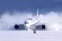 【動画】雪の函館空港に着陸するANAのボーイング787が格好いい。