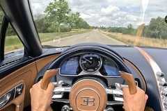 なんつー音ｗｗｗブガッティ・W16ミストラル（1578馬力）のドライブ映像。