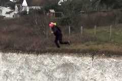 【動画】ほぼ激突。崖ジャンプでパラシュートが開いてくれない事故。