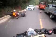 【動画】バイクで山道を飛ばしていた走り屋が車と正面衝突してしまう事故。