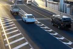 【動画】首都高でアホな運転をしてひっくり返るプリウスが撮影される（ノ∇`）