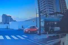 【宮城】これはひどい。バスの直前に割り込んだフィアットが原因で市バスが縁石に乗り上げてしまう。