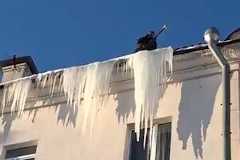 【動画】マンションの屋根から垂れ下がる巨大つららの除去が残念な結果に。