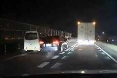 【動画】プリウスvs軽バン。一歩も引かない公道バトルが撮影される。