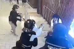 香港のショッピングモールで刃物男を警官が射殺。複数の映像が公開される。