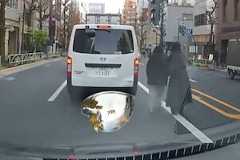 【事故】文京区の国道でめちゃくちゃ迷惑な女二人組が撮影されるｗｗｗｗｗ