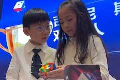 【動画】男の子と女の子が協力プレイするルービックキューブがすごい。