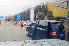 【動画】道路を塞いでいたクソBBAに体当たりするドラレコ笑。