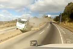 【動画】中央分離帯を超えたトラックが原因でバイクの人がぶっ飛ばされる事故。