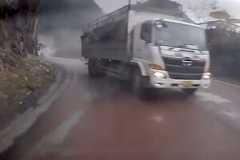 【動画】止まれない暴走トラックが後ろから迫ってくる恐怖。