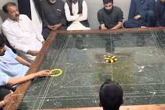 【動画】不思議な魅力で見れてしまうパキスタンの大人のテーブルゲーム。