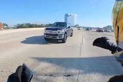 【動画】高速道路上の落とし物を拾うライダーの映像が怖すぎてｗｗｗ