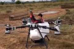 【動画】DJIの農薬散布ドローン、人を乗せて飛べてしまう。