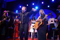 Robin Williams performs a spontaneous "Academy rap" with Sheryl Crow at the 2006 Banquet of the Golden Plate. 