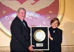 Paleoanthropologist Richard Leakey is presented with the Golden Plate Award of the Academy of Achievement by famed undersea explorer Dr. Sylvia Earle during the 2007 International Achievement Summit in Washington, D.C.