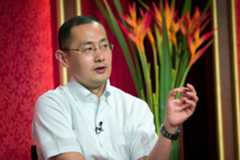 Nobel Prize-winning stem cell researcher, Dr. Shinya Yamanaka, addresses student delegates at the 2008 Summit.
