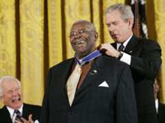 B.B. King receiving the Presidential Medal of Freedom from George W. Bush, December 2006. (White House)