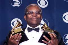 B.B. King, backstage with the two Grammys he won at the 43rd annual Grammy Awards in Los Angeles, February 21, 2001. King won for Best Traditional Blues Album and for Best Pop Collaboration With Vocals. (Photo by Sam Mircovich © Reuters/CORBIS)