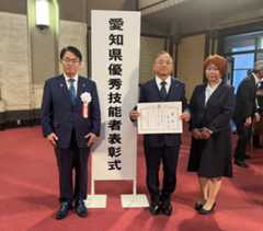 大村知事㊧と記念撮影する加藤さん夫妻＝県庁で（提供）