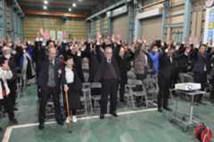 今枝氏の当選を喜ぶ支援者ら豊川市の選挙事務所で