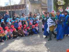 地域の子どもらに見守られながら出動する青鬼＝安久美神戸神明社で