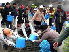 生コンクリートを流し込む参加者＝設楽町の新設楽大橋で