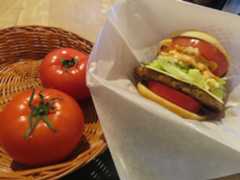 豊橋産トマトと「新とびきり大盛りトマトモス野菜チーズバーガー」