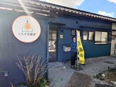 ともす図書館と板倉さん＝豊橋市東田町で