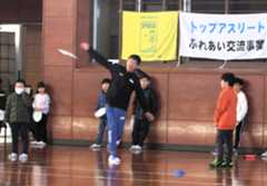 遠投を披露する福田さん＝豊川市御津体育館で