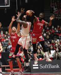 ブロックするヌワバ選手、湧川選手＝豊橋市総合体育館で