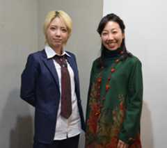 ネクタイを身に着ける中川さん㊧と鈴木さん＝豊橋市内で