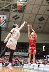 ３Pを決める根本選手＝豊橋市総合体育館で