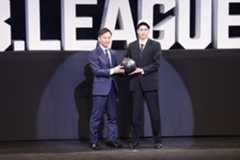 全体６位指名を受けた松野選手㊨と島田慎二チェアマン　ⒸHIROSIMADFLIES