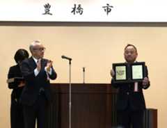 今年度「とよはしの匠」に認定された加藤さん㊨=豊橋市役所で