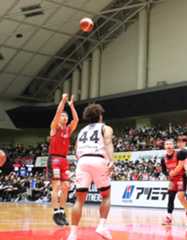 前半終了間際に太田が連続得点