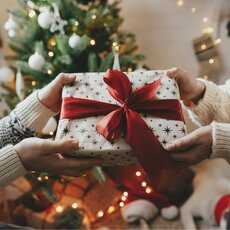 クリスマスプレゼントに「ゲーム課金」は、ありなのか？　「金銭感覚が乱れる」「プレゼント選びがラク」親の本音は